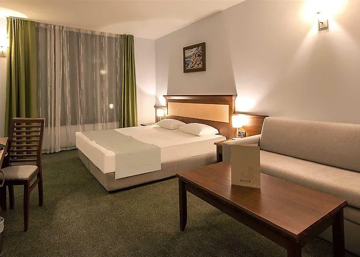 狮阳海滩酒店 4* 阳光海滩