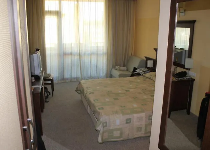 狮阳海滩酒店 4* 阳光海滩