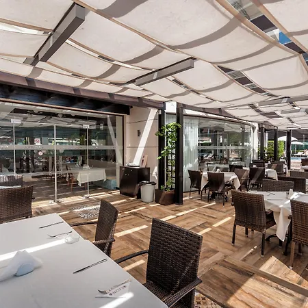 Lion Sunny Hotel 4*